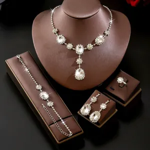 Splendido set di gioielli in strass con collana, bracciale, orecchini e anello elegante.