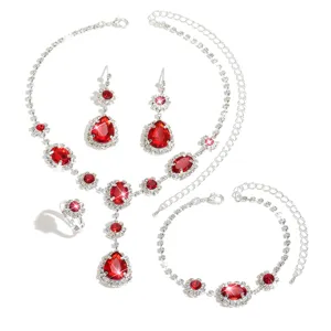 Vista dettagliata del set di gioielli con strass rossi, con collana di cristalli.