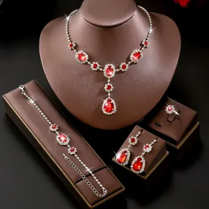 Vista dettagliata del set collana bracciale orecchini anello con cristalli rossi a goccia.