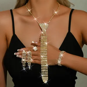 Gros plan sur un collier cravate en strass étincelant et sa parure, design élégant.
