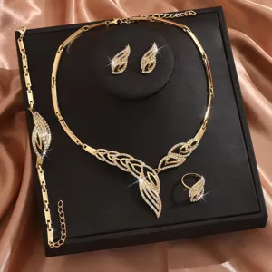 Elegante set di gioielli con foglie di strass collana orecchini anello e bracciale.
