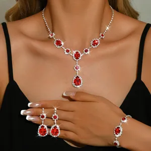 Splendido set di gioielli in strass rosso con collana orecchini e bracciale per donna.