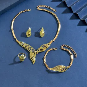Set di gioielli alla moda con foglie di strass con collana orecchini anello e bracciale.