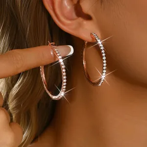Splendidi orecchini a cerchio in oro rosa con strass e cristalli brillanti per feste.