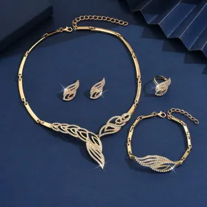 Vista dettagliata di un set di gioielli con foglie di strass dorati di lusso con collana e orecchini.