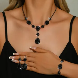 Set di gioielli in cristallo nero con collana, orecchini abbinati e bracciale elegante donna.