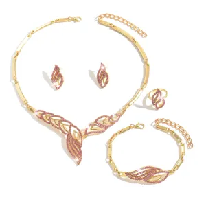 Squisito set di gioielli da quattro pezzi con foglie in strass rosa e finitura oro.