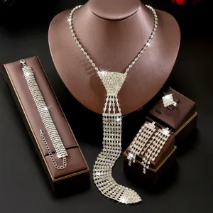 Magnifique ensemble de bijoux collier cravate bracelet bague boucles d'oreilles strass.
