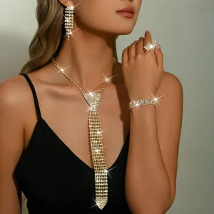 Vue détaillée de la parure de collier cravate en strass étincelant avec finition dorée et cristaux.