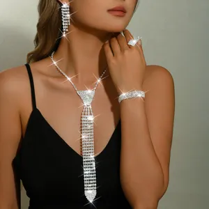 Vue détail de l'ensemble collier cravate en strass avec boucles d'oreilles et bracelet étincelants.