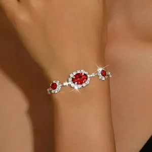 Elegante bracciale argentato con pietre rosse brillanti e dettagli in zirconi luminosi.