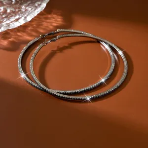 Splendidi orecchini a cerchio grande con pietre scintillanti, ideali per feste alla moda.