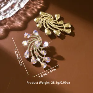Vue détaillée de superbes boucles d'oreilles en cristal larme dorées aux pierres irisées.