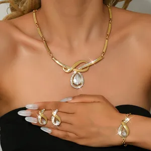 Set di gioielli dorati in lega con strass brillanti, collana, orecchini e bracciale elegante.