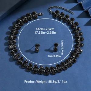 Set di gioielli con collana e orecchini a foglia in strass nero con specifiche di misura.