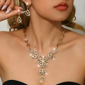 Juego de joyas de collar y pendientes de flores con diamantes de imitación, collar dorado.