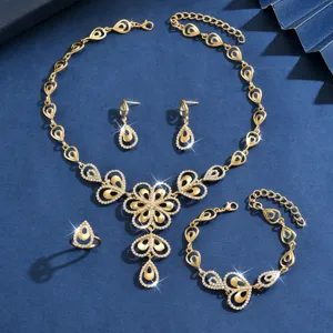 Conjunto de joyas de flores de diamantes de imitación dorados con collar y pendientes.