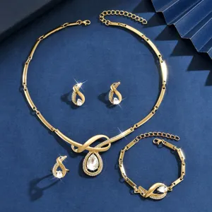 Elegante set di gioielli in lega dorata con collana orecchini anello e braccialetto.