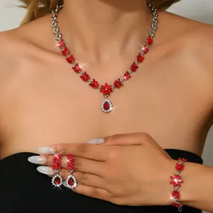 Primo piano dettaglio della collana orecchini bracciale in cristallo rosso set brillante.