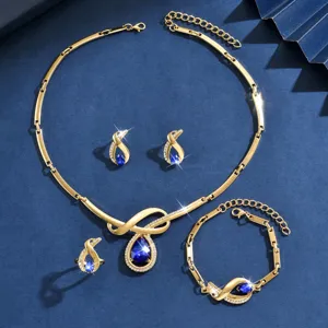 Vista dettagliata del set di gioielli alla moda in lega con pietre preziose blu brillanti.