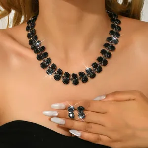 Vista dettagliata di una collana di foglie in strass nero e orecchini coordinati da sposa.