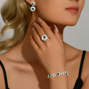 Dettaglio in primo piano del set di gioielli in cristallo verde con anello e bracciale brillanti.