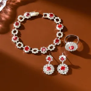 Dettaglio del set di gioielli con strass di cristallo rosso con bracciale, anello e orecchini.