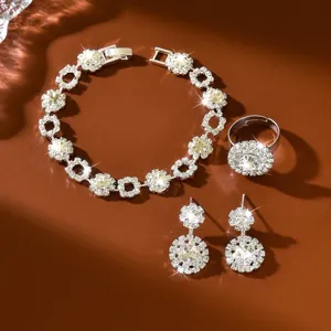 Dettaglio set di gioielli in strass luminosi con bracciale, anello e orecchini eleganti.