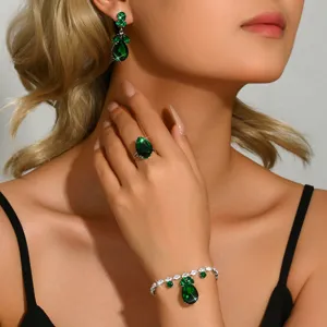 Primo piano del set di gioielli in zircone verde, con orecchini, anello e braccialetto.