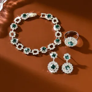 Set di gioielli con strass verde argentato con braccialetto, anello e orecchini eleganti.