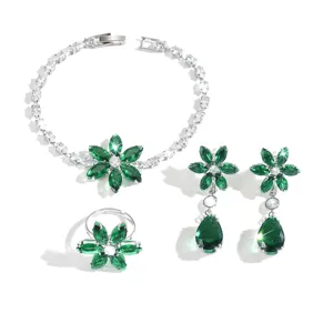 Parure de bijoux fleur en zircon vert avec bracelet, bague et boucles d'oreilles.