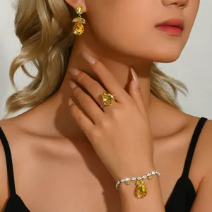 Elegante set di gioielli in zirconia cubica gialla con orecchini anello e braccialetto.