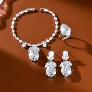 Set di gioielli da sposa in zircone con collana orecchini e anello goccia eleganti.