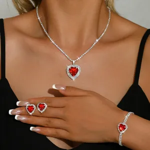 Vista di dettaglio del set di gioielli con cuore rosso e strass collana orecchini donna