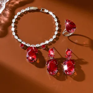 Dettaglio set di gioielli con collana orecchini anello in zircone rosso, cristallo