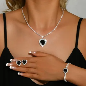 Set di gioielli scintillanti con collana orecchini bracciale cuore nero per festa da donna