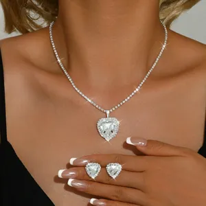 Elegante set di collana con ciondolo a cuore in zirconi e orecchini per feste donna.