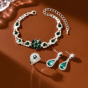 Detalle de joyería floral de estrás verde exquisito, pulsera y pendientes de cristal brillante.