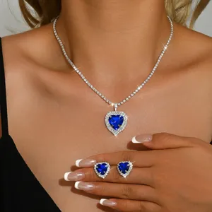 Set Di Collana E Orecchini Con Ciondolo A Cuore Di Cristallo Blu Da Sposa Elegante