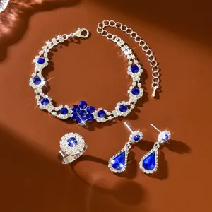 Primer plano detallado de joyas con estrás azul vintage con pulsera y pendientes brillantes.