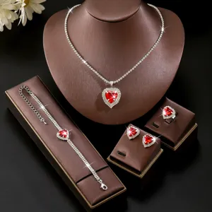 Vista dettagliata di un set di gioielli tennis con cuore in strass scintillante con collana.
