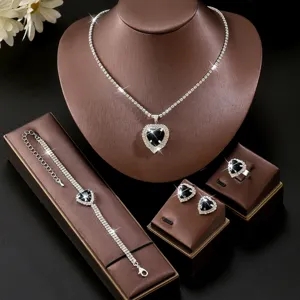 Elegante set di gioielli con cuore nero strass collana bracciale orecchini anello donna