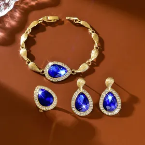 Set di gioielli di lusso in strass blu a goccia con braccialetto placcato oro, anello e orecchini.