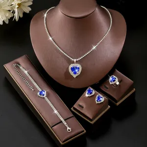 Splendido set di gioielli con cuore blu in strass con collana bracciale orecchini e anello.