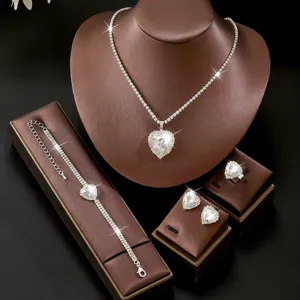 Set di gioielli con strass a forma di cuore con collana, bracciale, orecchini e anello.
