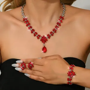 Stupendo set di gioielli con collana bracciale orecchini foglia cristallo rosso dettaglio.