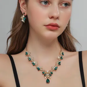Set collana e orecchini strass floreali retro eleganti, scatto dettagliato di gioielli.