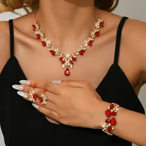 Set di gioielli collana orecchini bracciale foglia d'oro cristallo rosso dettaglio.
