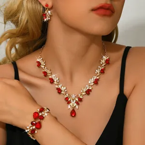 Primo piano dettagliato del meraviglioso set collana e orecchini con strass rossi.