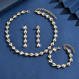 Completo di gioielli in cristallo con collana orecchini e bracciale elegante.